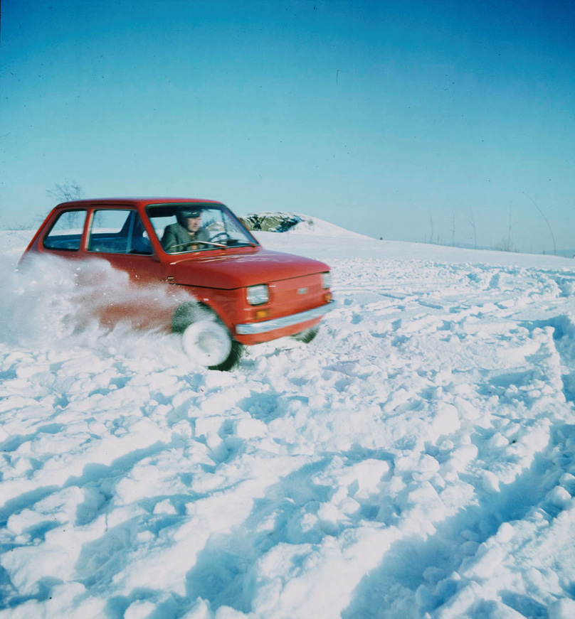 Fiat 126p jadący przez śnieżne zaspy. Link do podstrony z tym zdjęciem