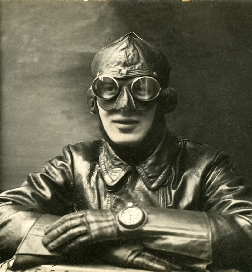 Mężczyzna w stroju motocyklisty. Link do wyników wyszukiwania hasła motocykl